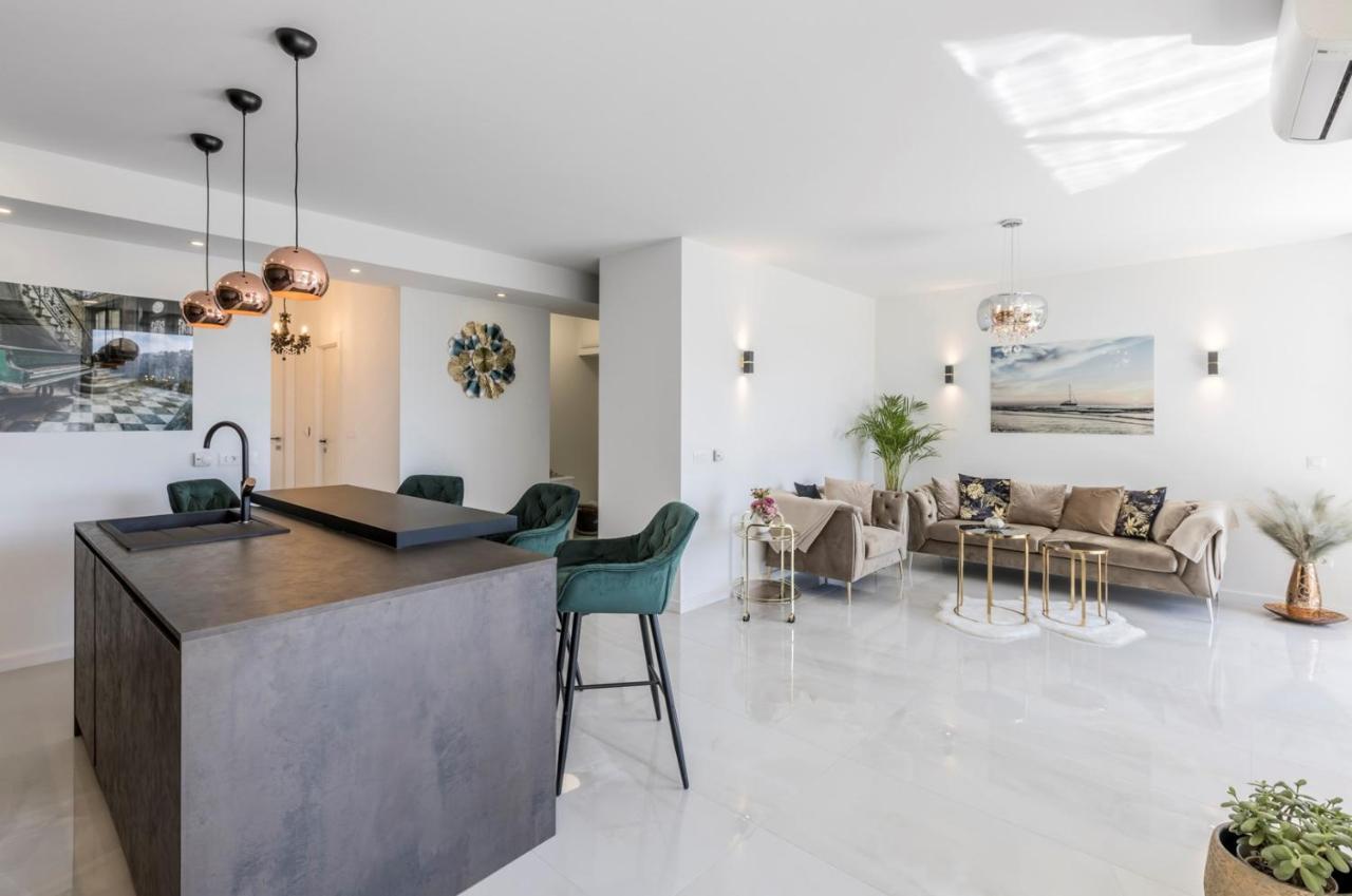 Carmen - Luxury 2-bedroom - Downtown Lägenhet Split